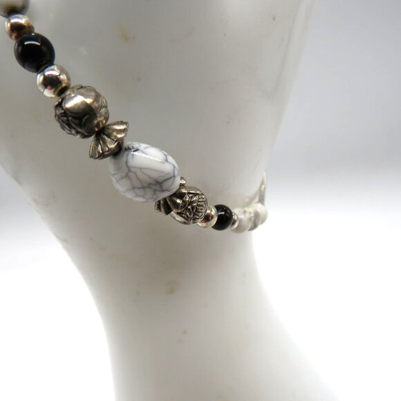 Handcrafted Bracelet Silver Tone Marbled Heart Bead Bracelet Black White - Picture 8 of 9